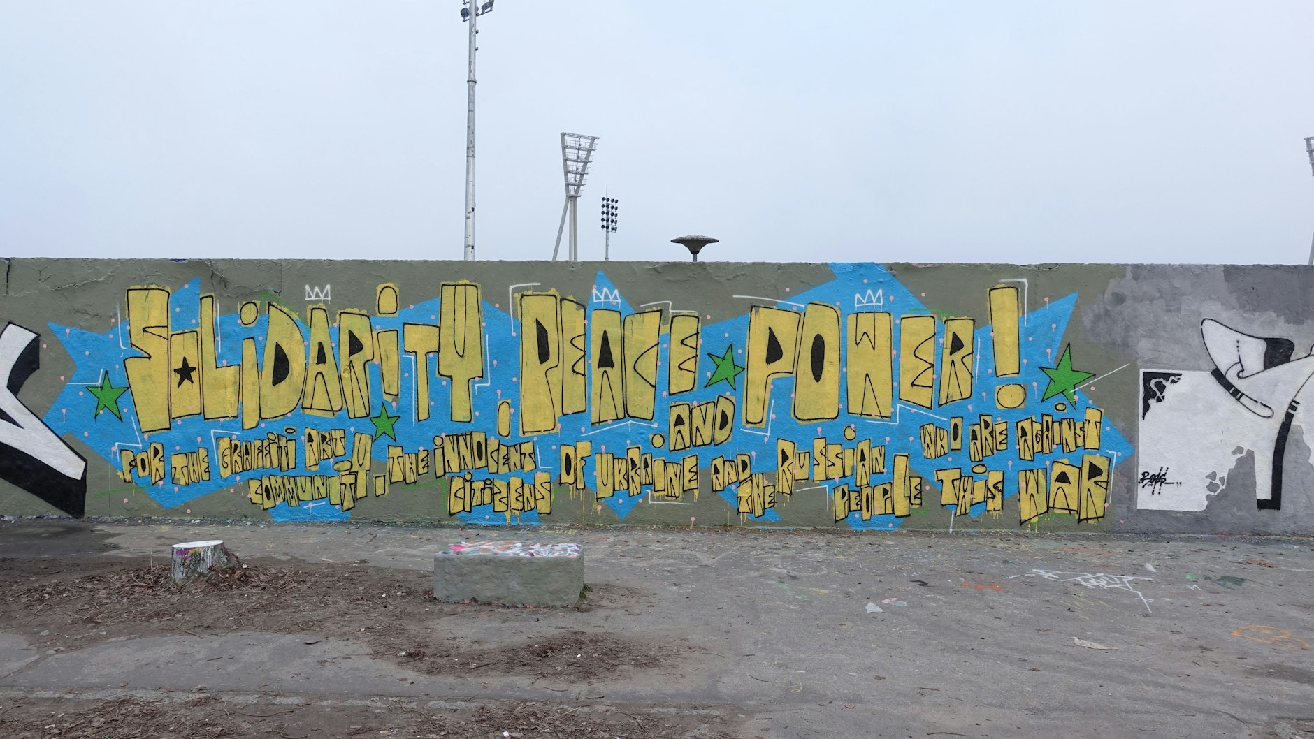 "Solidarity, Peace and Power!" fordert dieser Künstler. Ein Werk, das er auch den unschuldigen Bürgern der Ukraine und den Russen, die gegen den Krieg sind, widmet.