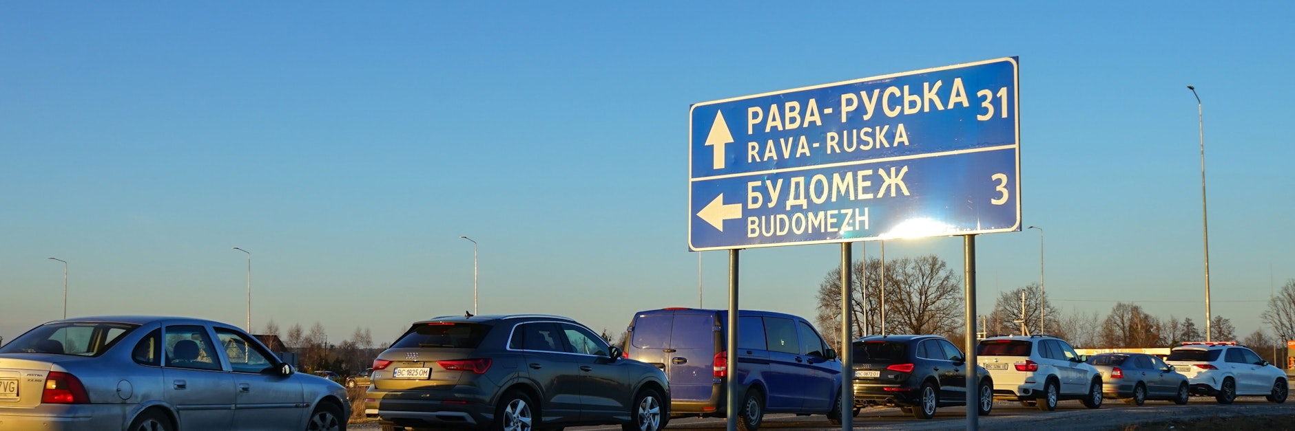 Polen, Hruszow: Fahrzeuge an der polnisch-ukrainischen Grenze.