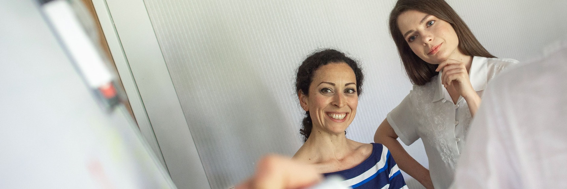 Komplimente in der Arbeitswelt sollten weniger persönlich gehalten werden, dafür mehr auf Leistung und Kompetenz zielen. (Symbolbild)