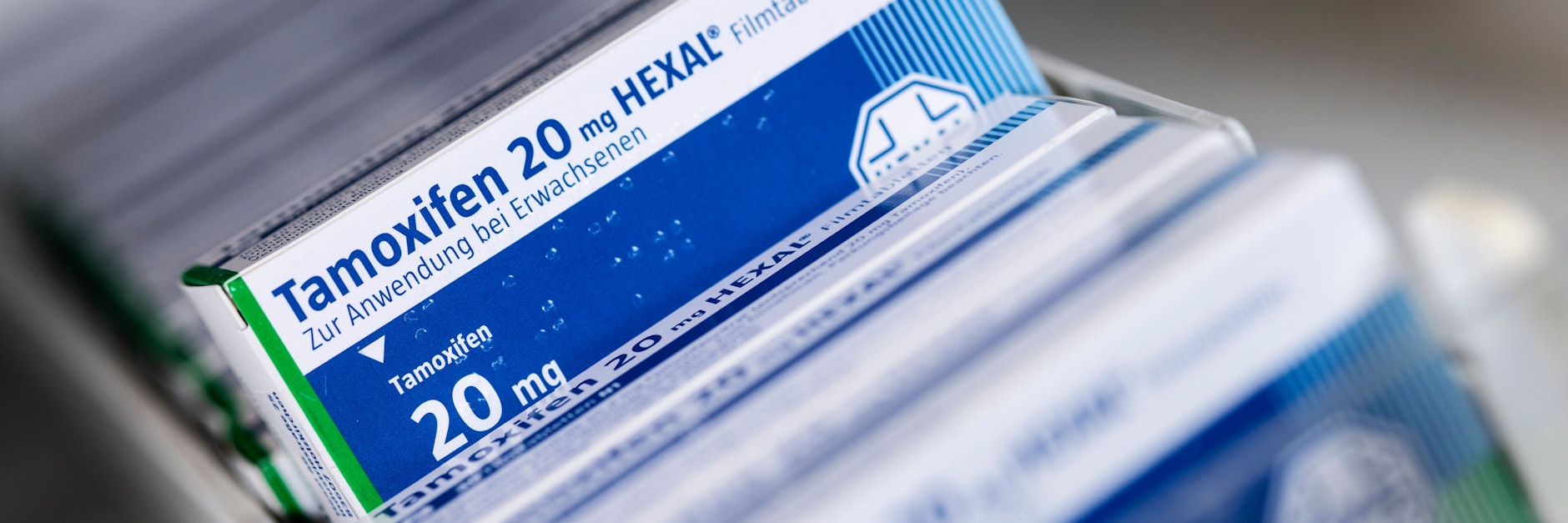 Packungen mit dem Brustkrebsmittel Tamoxifen des Herstellers Hexal.