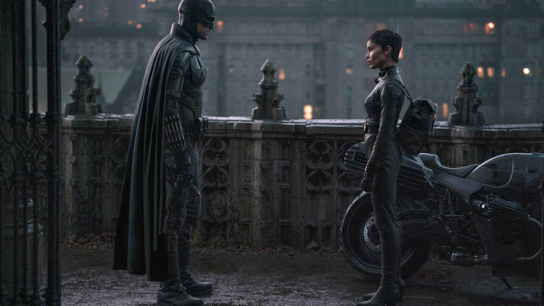 Robert Pattinson (l.) als Bruce Wayne alias Batman und Zoe Kravitz als Selina Kyle in einer Szene des Films „The Batman“