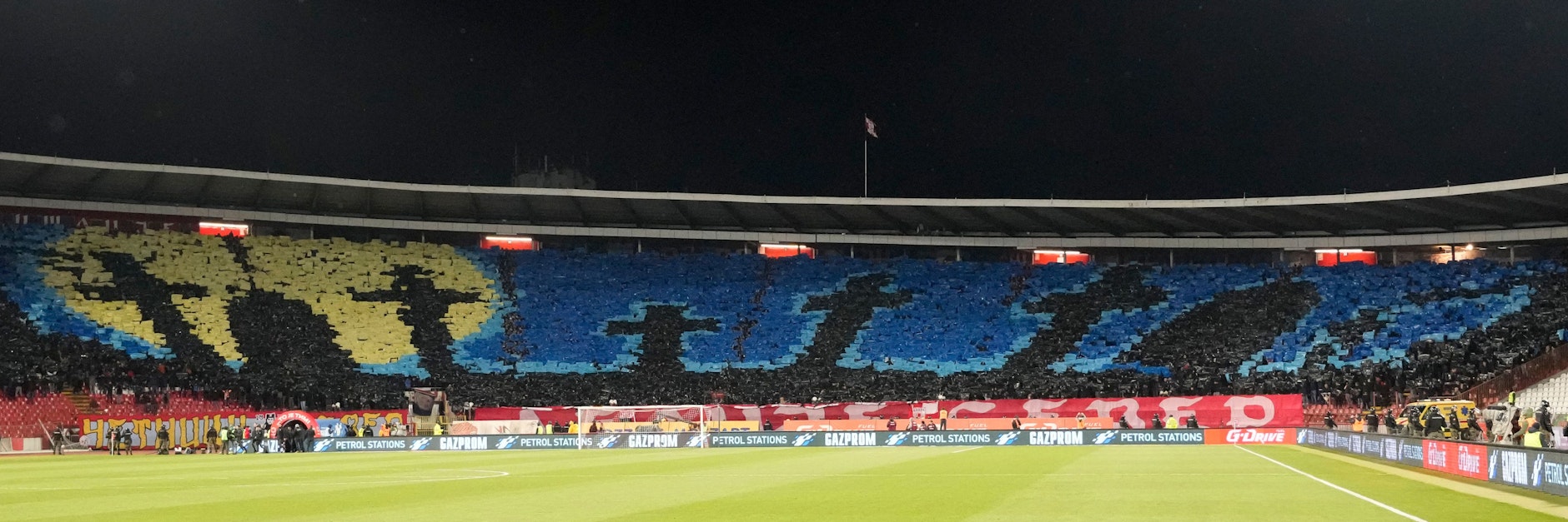 Die Fans von Roter Stern Belgrad sorgen mit einer makabren Choreo im Derby gegen Partizan für mächtig Ärger.