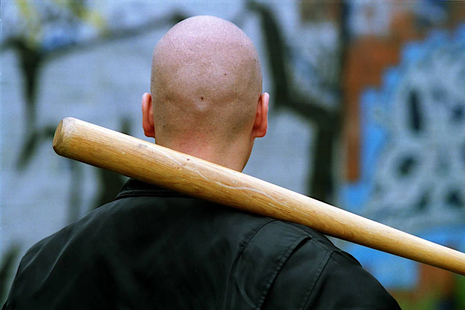 Neonazi mit Baseballschläger, dass es die im Osten gibt, wissen alle, aber es tut sich zu wenig.&nbsp;