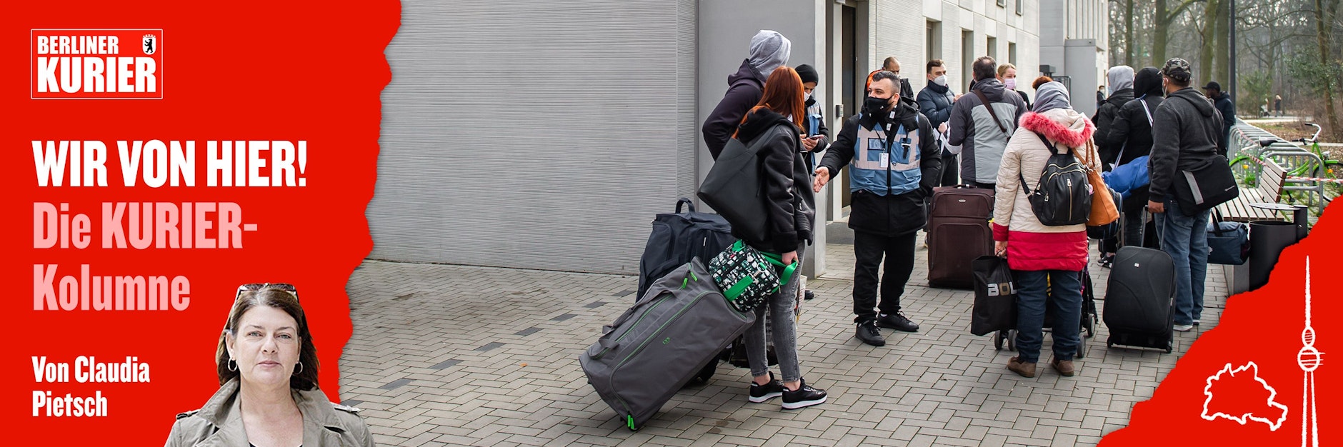 Flüchtlinge aus der Ukraine warten vor dem Ankunftszentrum des Landes Berlin.