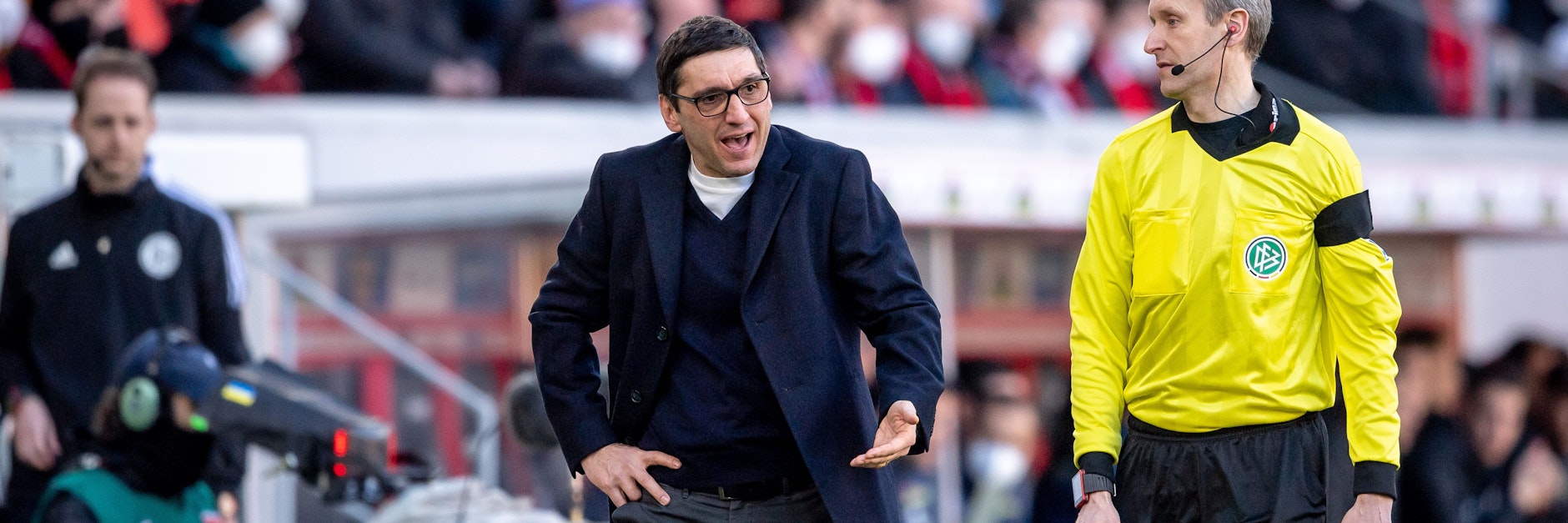 Trainer Tayfun Korkut probiert die Spieler von Hertha BSC im Abstiegskampf anzutreiben.