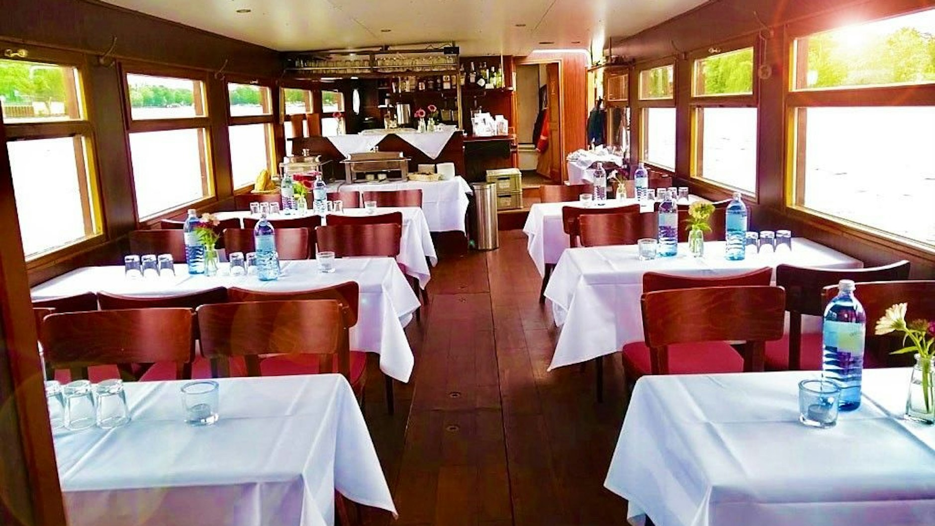 Innenraum mit flexibler Bestuhlung und Bar.