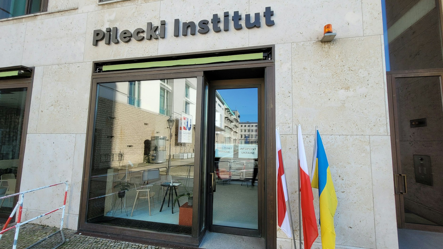 <a href="https://twitter.com/PileckiInstitut/status/1497900315634458624?bezuggrd=CHP&utm_source=cp-kurzstrecke">Das polnische Pilecki-Institut am Pariser Platz </a>in Mitte nimmt Sachspenden entgegen.