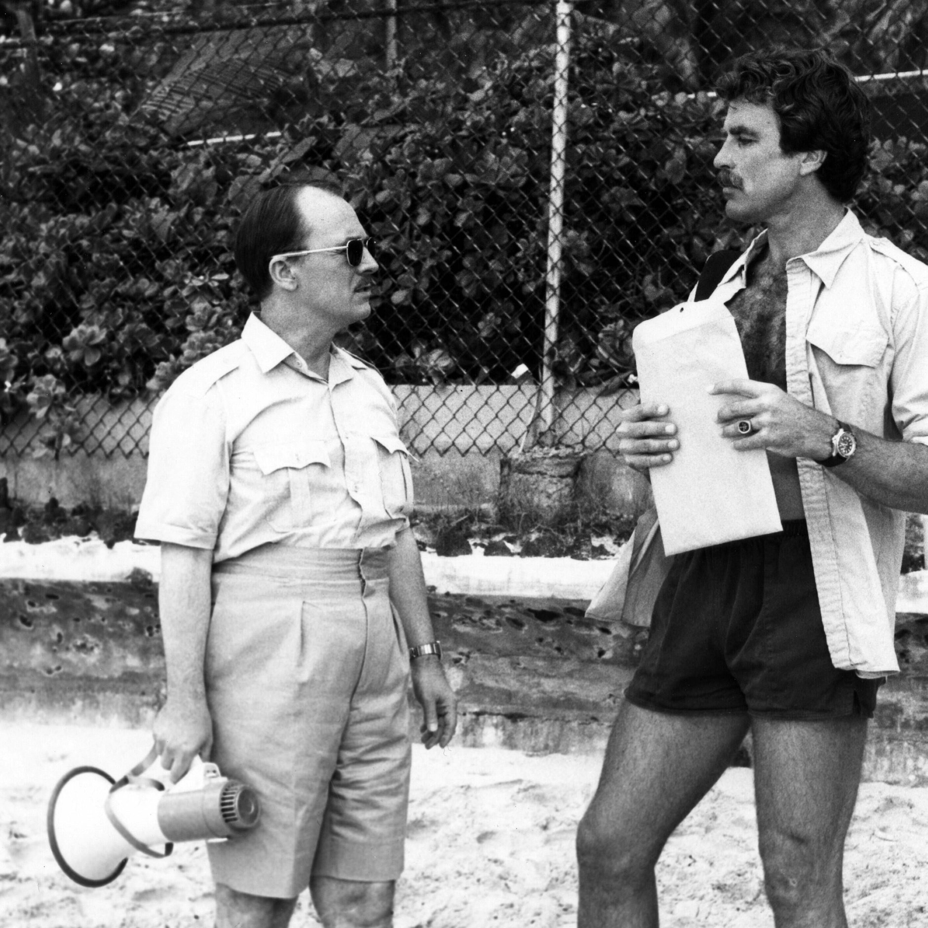 Tom Selleck (r.) bei den Dreharbeiten zur Serie „Magnum“