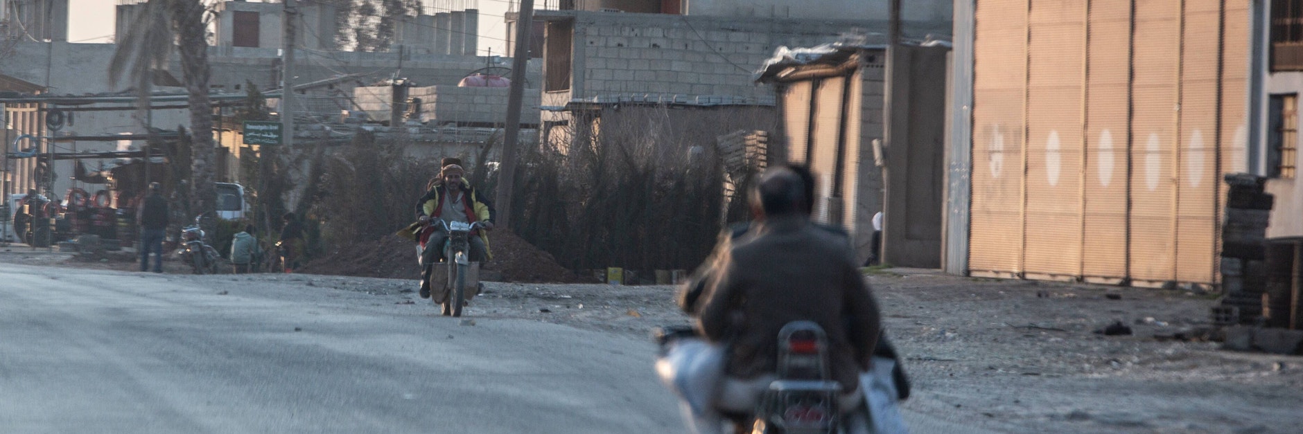 Eine Straße in den kurdischen Autonomie-Gebieten in Nordsyrien.