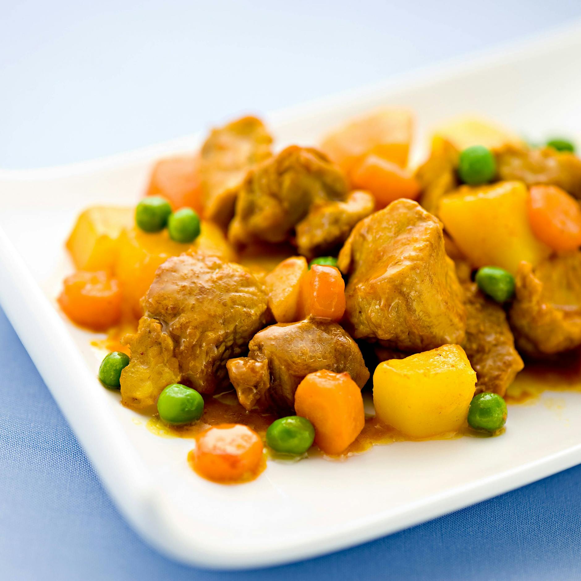 Geniales Rezept fürs Abendessen: Gulasch mal anders! Leckerer Rindfleisch-Topf mit Erbsen, Möhren und Kartoffeln