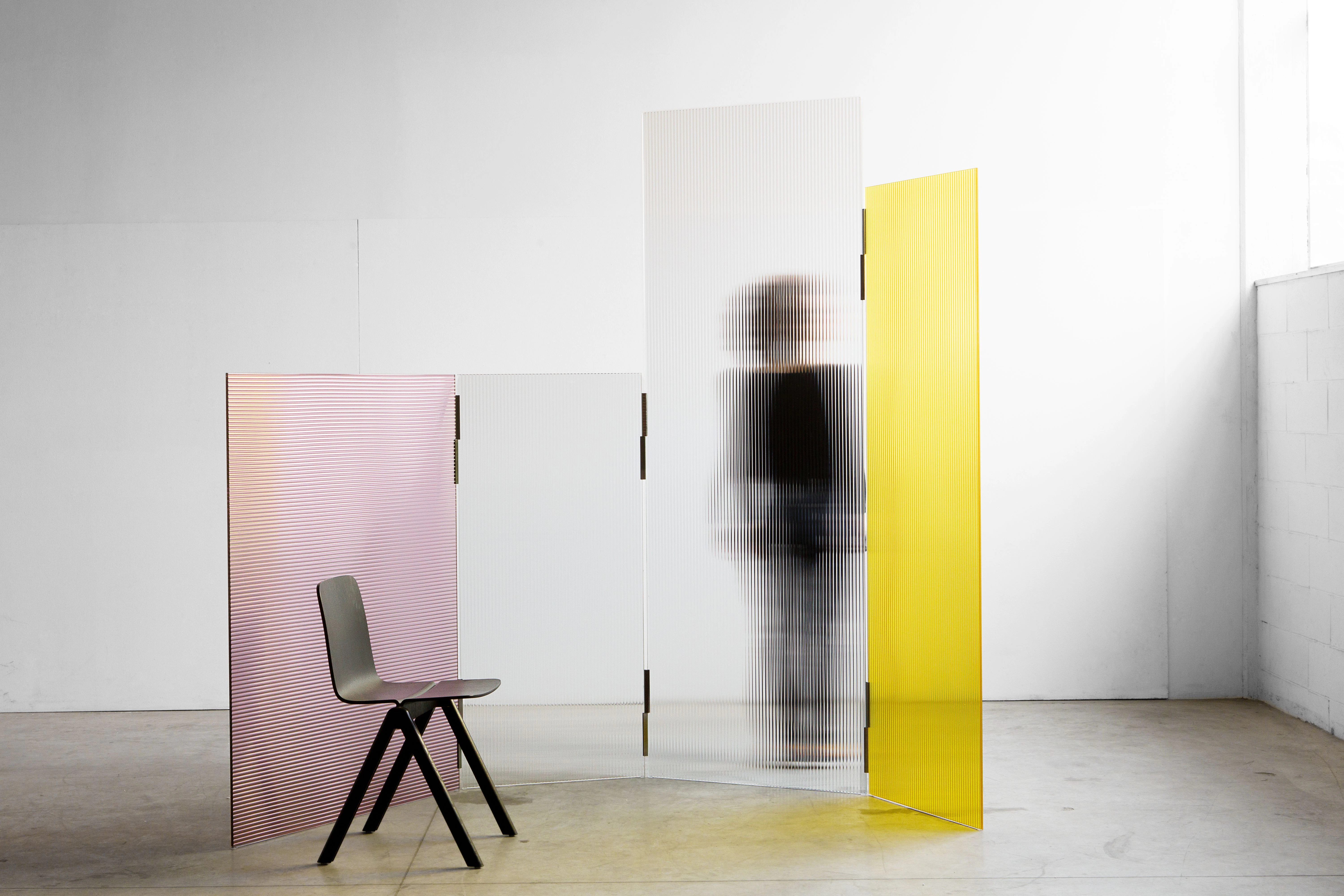 <strong>Rayures</strong> von Bouroullec für Glas Italia, modularer Paravant aus gefärbtem Flutes-Glas, die hier abgebildete Version rund 4.600 Euro über www.glasitalia.com
