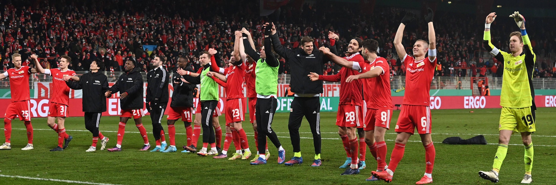 Hoch die Hände, Halbfinale! Erst mit den Fans, später in der Kabine. Die Spieler des 1. FC Union feierten den Pokal-Sieg gegen St. Pauli ausgelassen.
