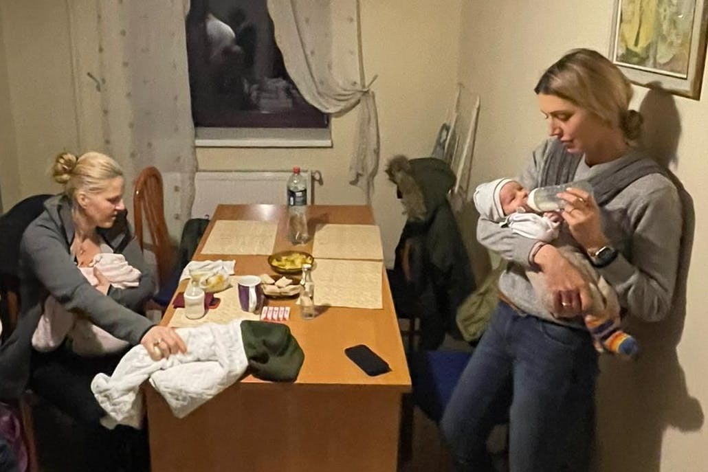 Geflüchtete Kiewerinnen mit ihren Neugeborenen in Lwiw