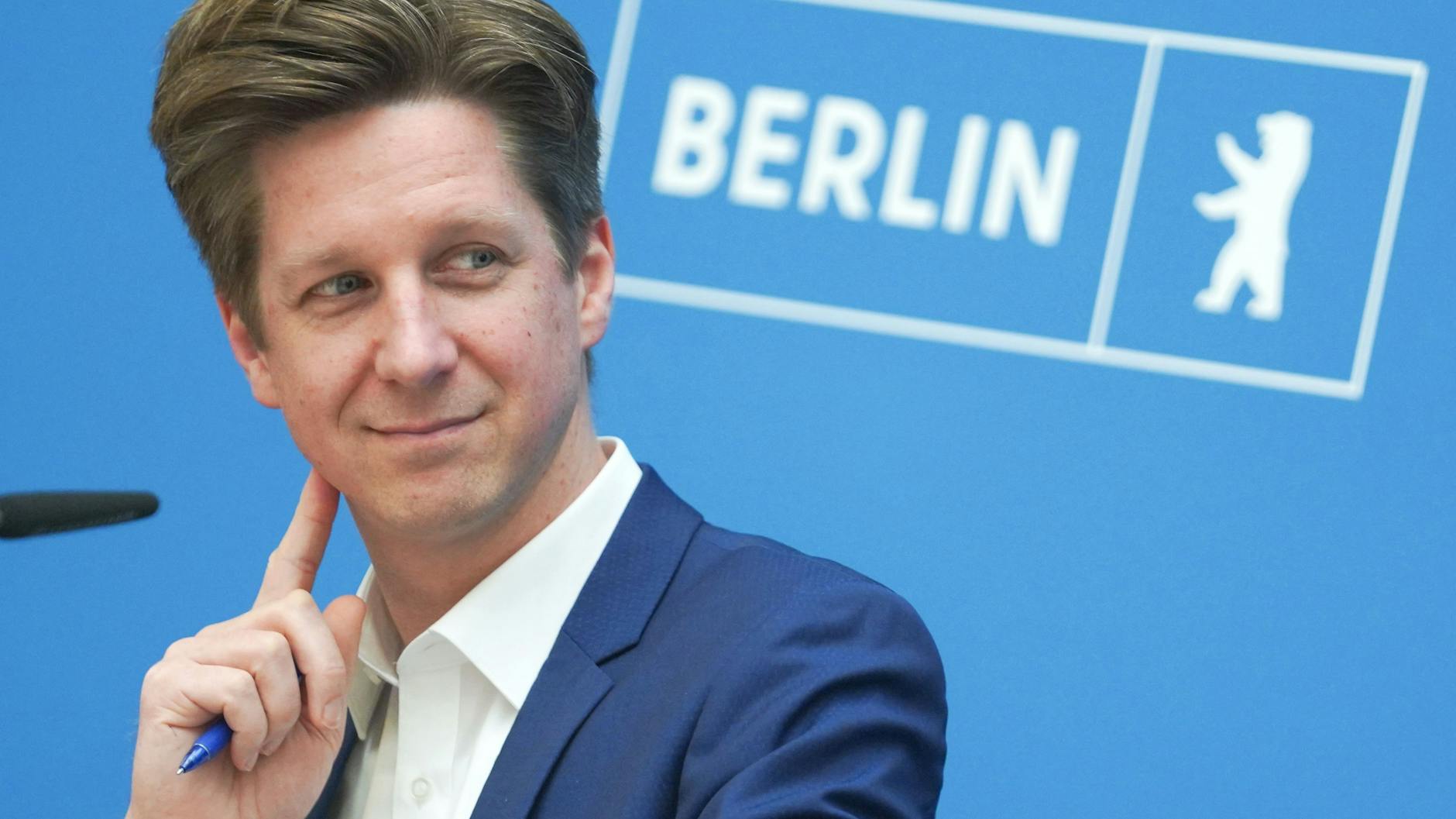 Berlins Herr der Zahlen: Finanzsenator Daniel Wesener bei der Senatspressekonferenz.