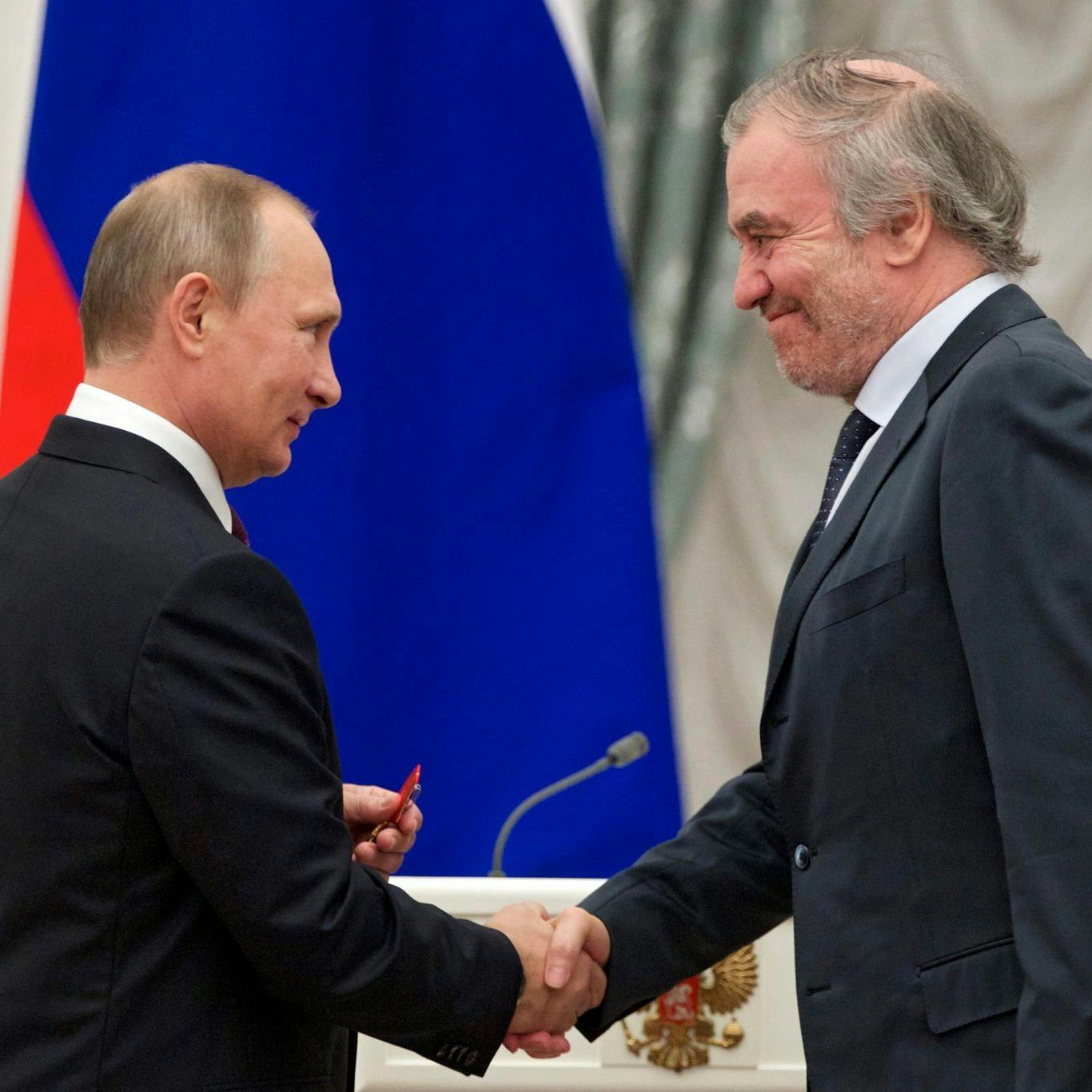 Der russische Präsident Wladimir Putin zeichnete Waleri Gergijew 2016 mit dem Orden «Für Verdienste um das Vaterland» im Kreml aus.