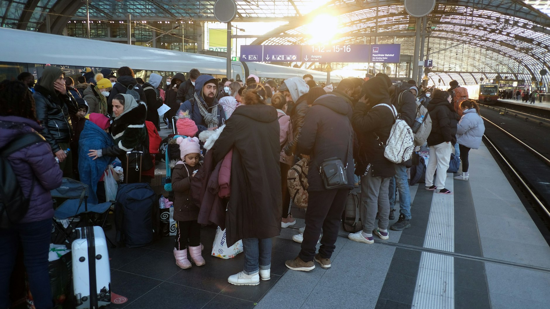 Auf dem Berliner Hauptbahnhof kommen Flüchtlinge aus der Ukraine an. Ein Teil reist weiter, ein Teil kommt bei Bekannten unter. Andere werden vom Land Berlin aufgenommen.