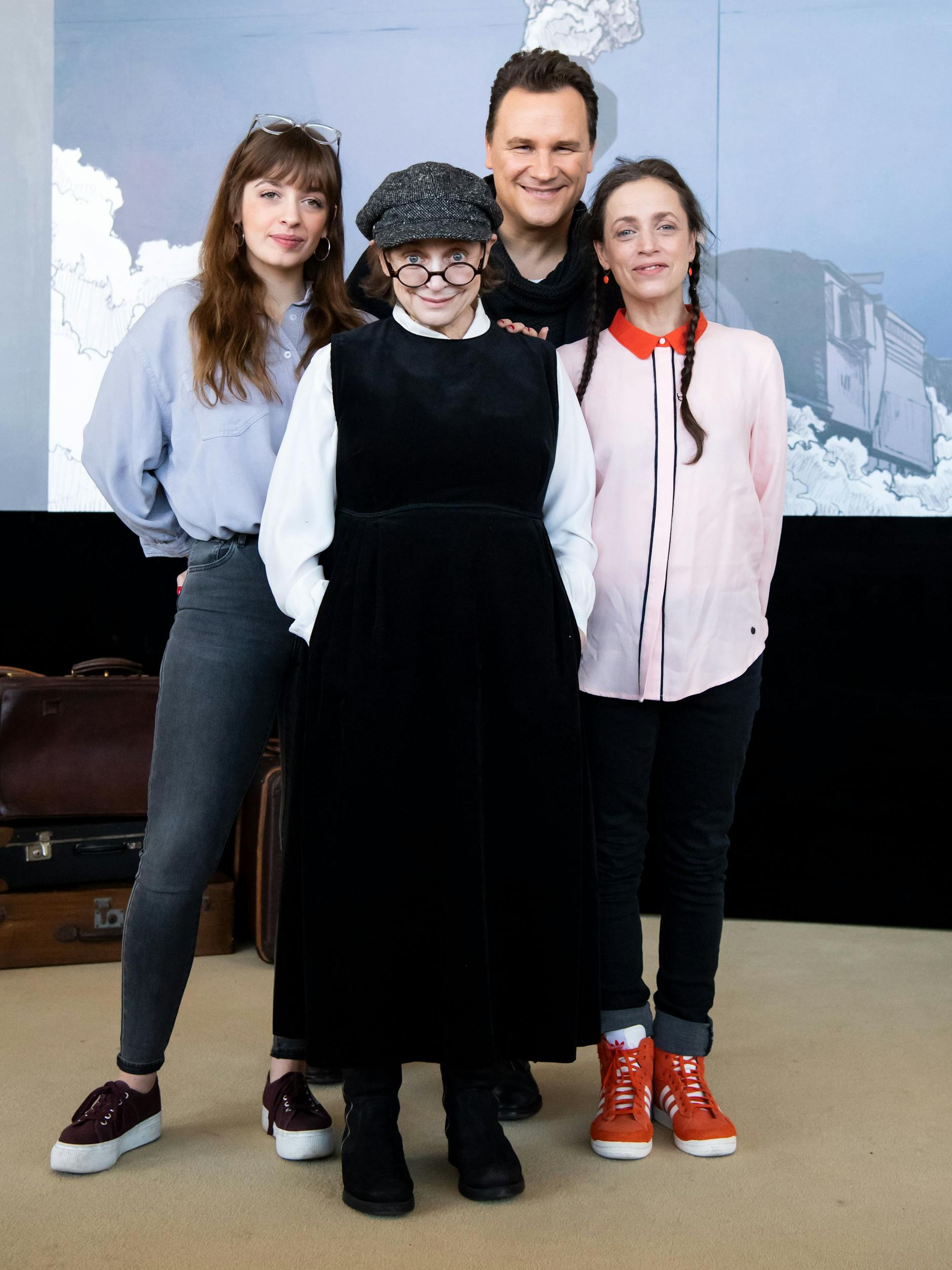 Schauspielerinnen in drei Generationen: Katharina Thalbach mit ihrer Tochter Anna Thalbach (r.) und ihrer Enkelin Nellie Thalbach bei der Pressekonferenz zum Theaterstück „Mord im Orientexpress“ im März 2020. Designer Guido Maria Kretschmer entwarf die Kostüme.