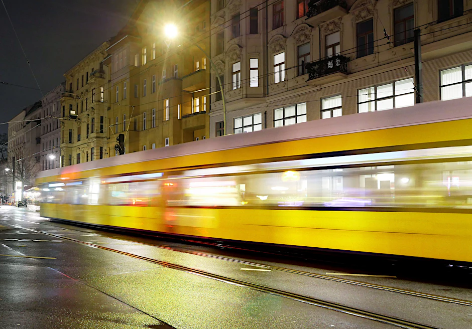 In Köpenick haben zwei Männer einen BVG-Mitarbeiter angegriffen und rassistisch beleidigt.