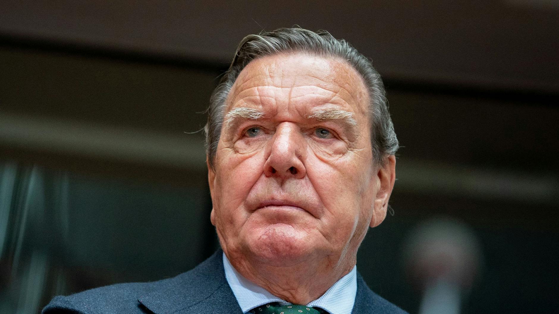 01.07.2020, Berlin: Gerhard Schröder (SPD), ehemaliger Bundeskanzler und Leiter Verwaltungsrat Nord Stream 2, wartet auf den Beginn der Anhörung im Wirtschaftsausschuss des Bundestags zum Pipeline-Projekt Nord Stream 2 im Sitzungssaal.