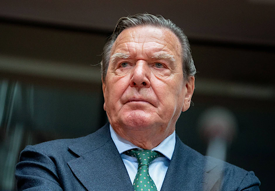 01.07.2020, Berlin: Gerhard Schröder (SPD), ehemaliger Bundeskanzler und Leiter Verwaltungsrat Nord Stream 2, wartet auf den Beginn der Anhörung im Wirtschaftsausschuss des Bundestags zum Pipeline-Projekt Nord Stream 2 im Sitzungssaal.