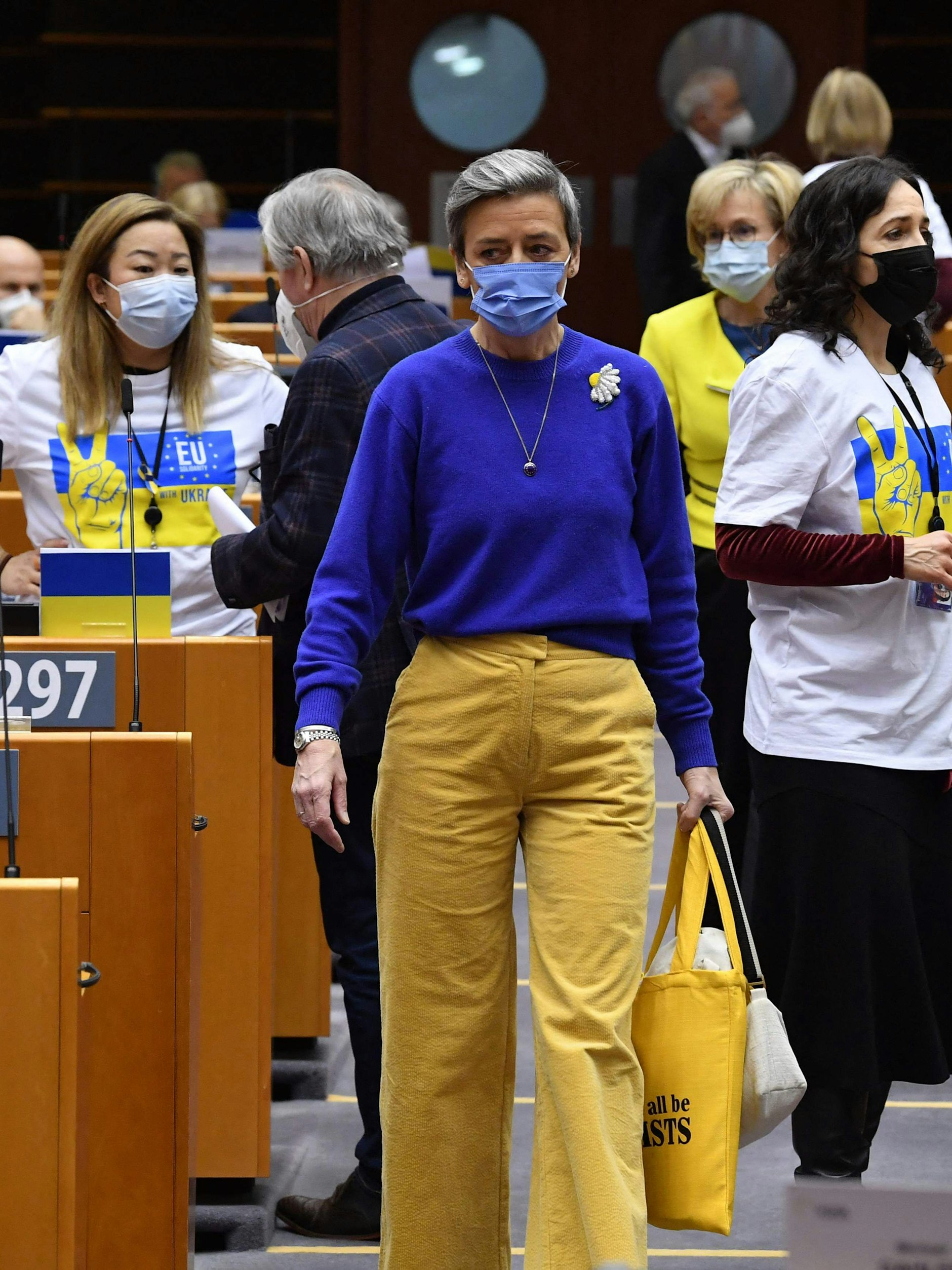 EU-Kommissarin Margrethe Vestager kam in den ukrainischen Farben ins EU-Parlament.