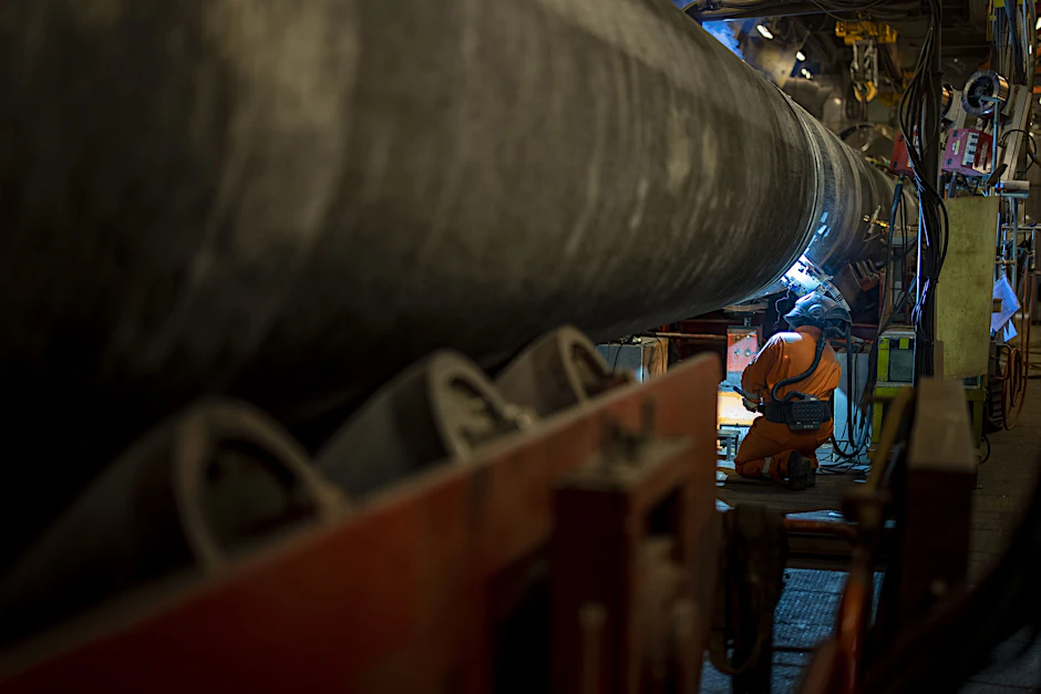 Spezialisten auf dem Verlegeschiff Fortuna haben das letzte Rohr der beiden Stränge der Nord Stream 2-Pipeline verschweißt.