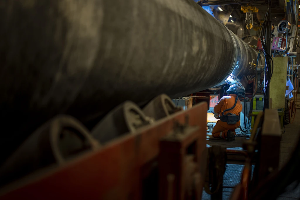 Spezialisten auf dem Verlegeschiff Fortuna haben das letzte Rohr der beiden Stränge der Nord Stream 2-Pipeline verschweißt.
