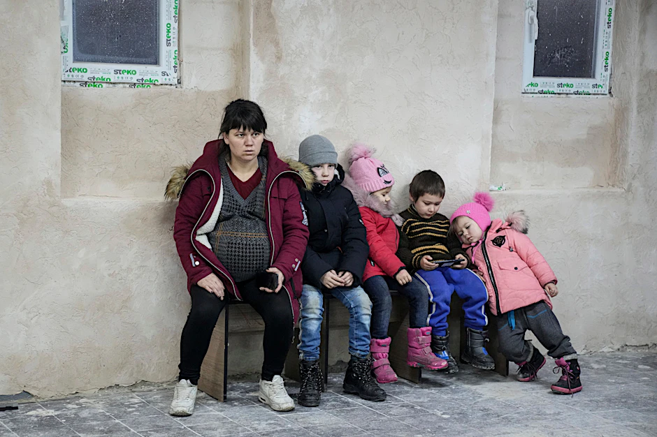 Eine Mutter mit ihren Kindern in einem improvisierten Bunker in Mariupol.