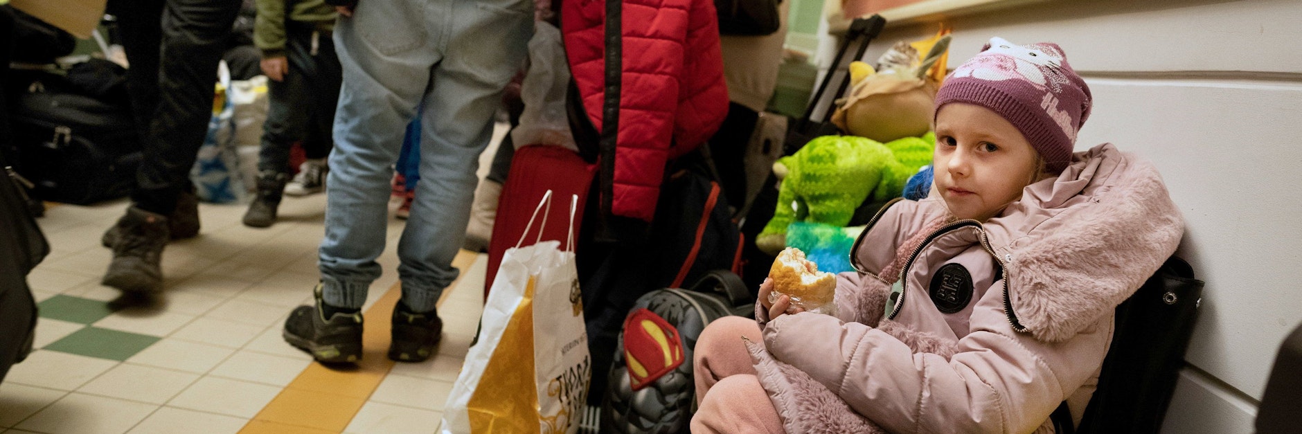 Ein Kind inmitten von ukrainischen Geflüchteten am polnischen Bahnhof Przemysl: Von der Grenzstadt aus werden die Vertriebenen der russischen Invasion mit Zügen und Bussen weitergeleitet.