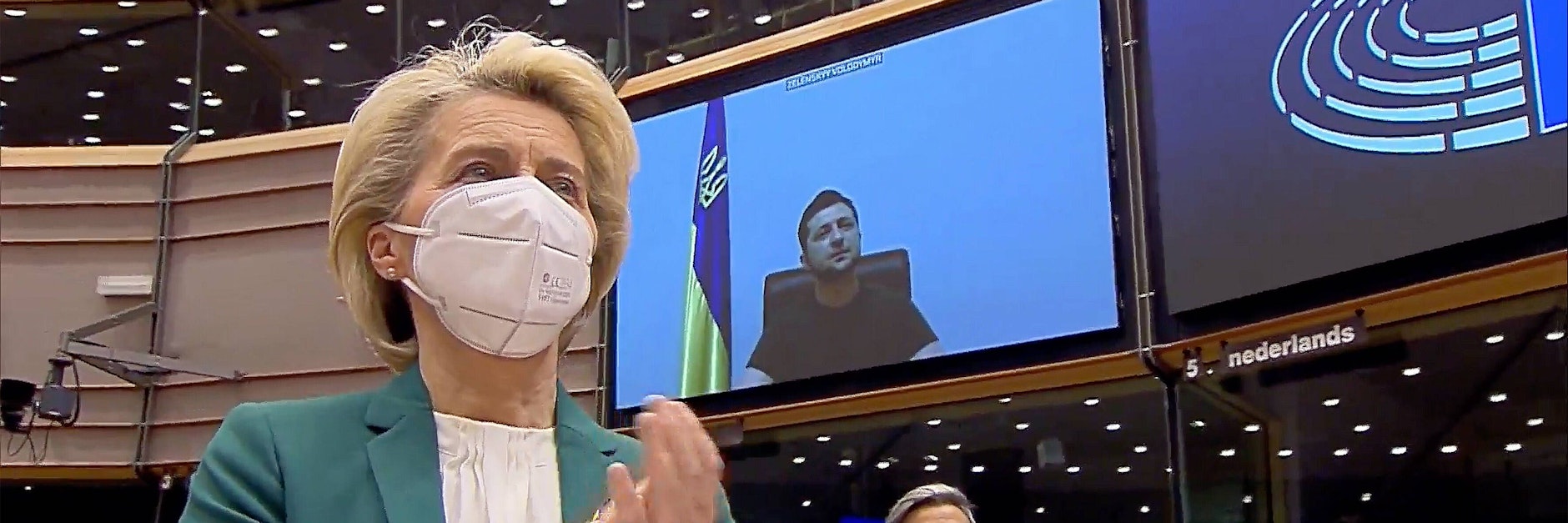 EU-Kommissionspräsidentin Ursula von der Leyen applaudiert nach der Videobotschaft Wolodymyr Selenskyjs ans EU-Parlament.