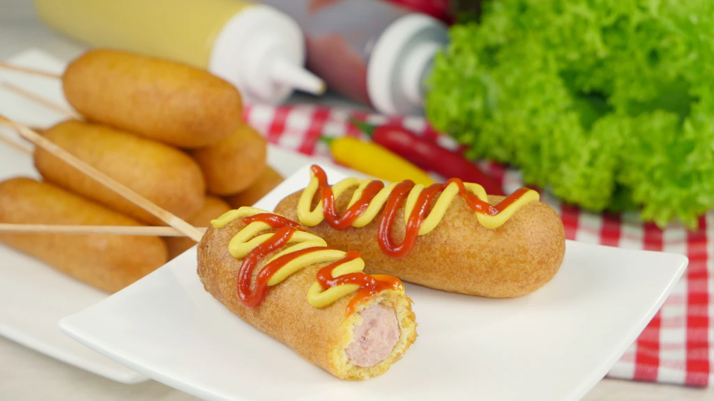 Der heißeste Berliner Food-Trend: Leckere Corndogs! Wie Sie selber Würstchen am Stil zubereiten