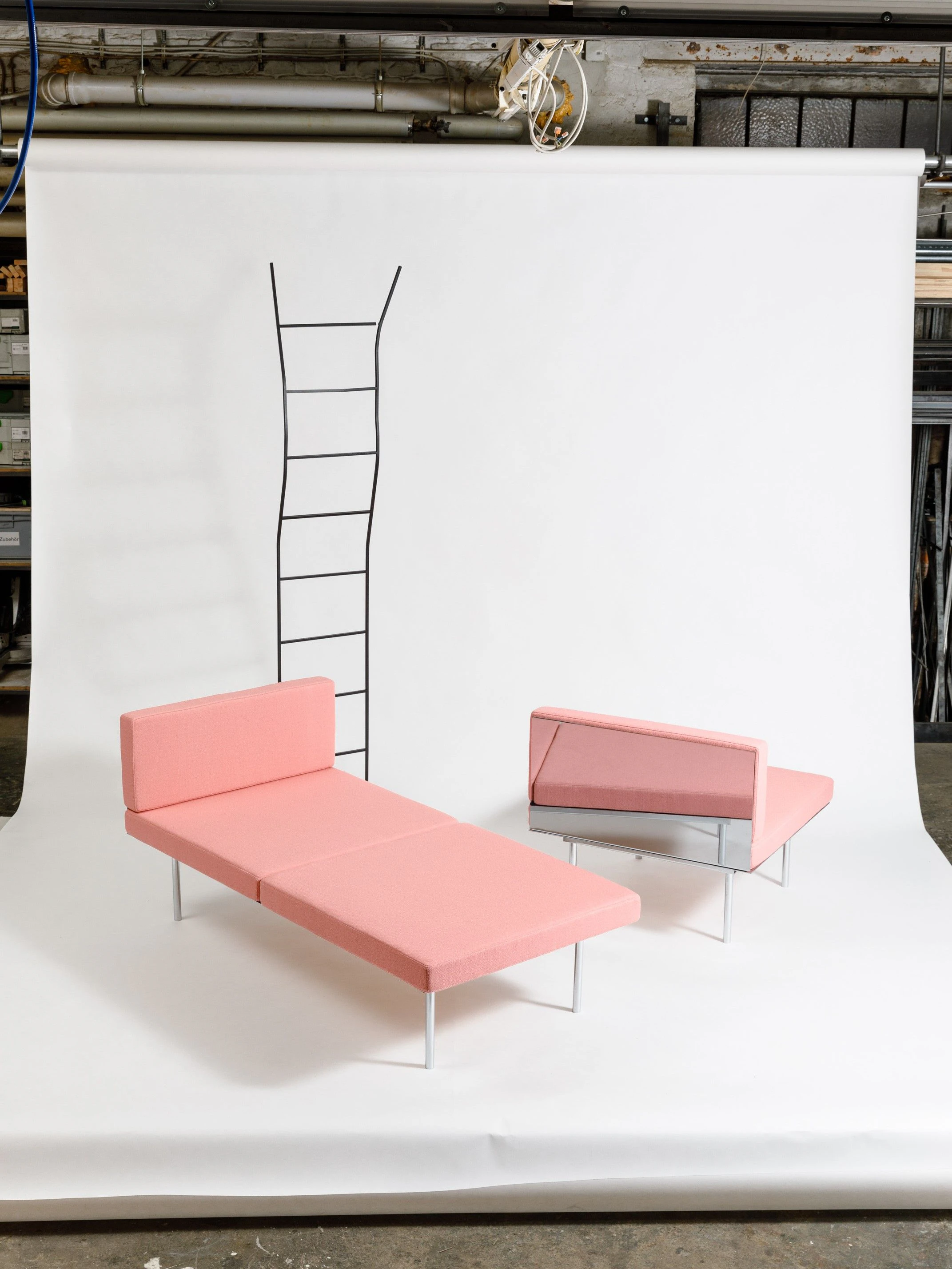 <strong>Simple Sofa</strong> von ErtlundZoll, modulares Sofa aus polierte und pulverbeschichtetem Edelstahl, Kaltschaumpolsterung und Bezugsmaterial, Zweisitzer für 3.200 Euro über www.ertlundzull.de