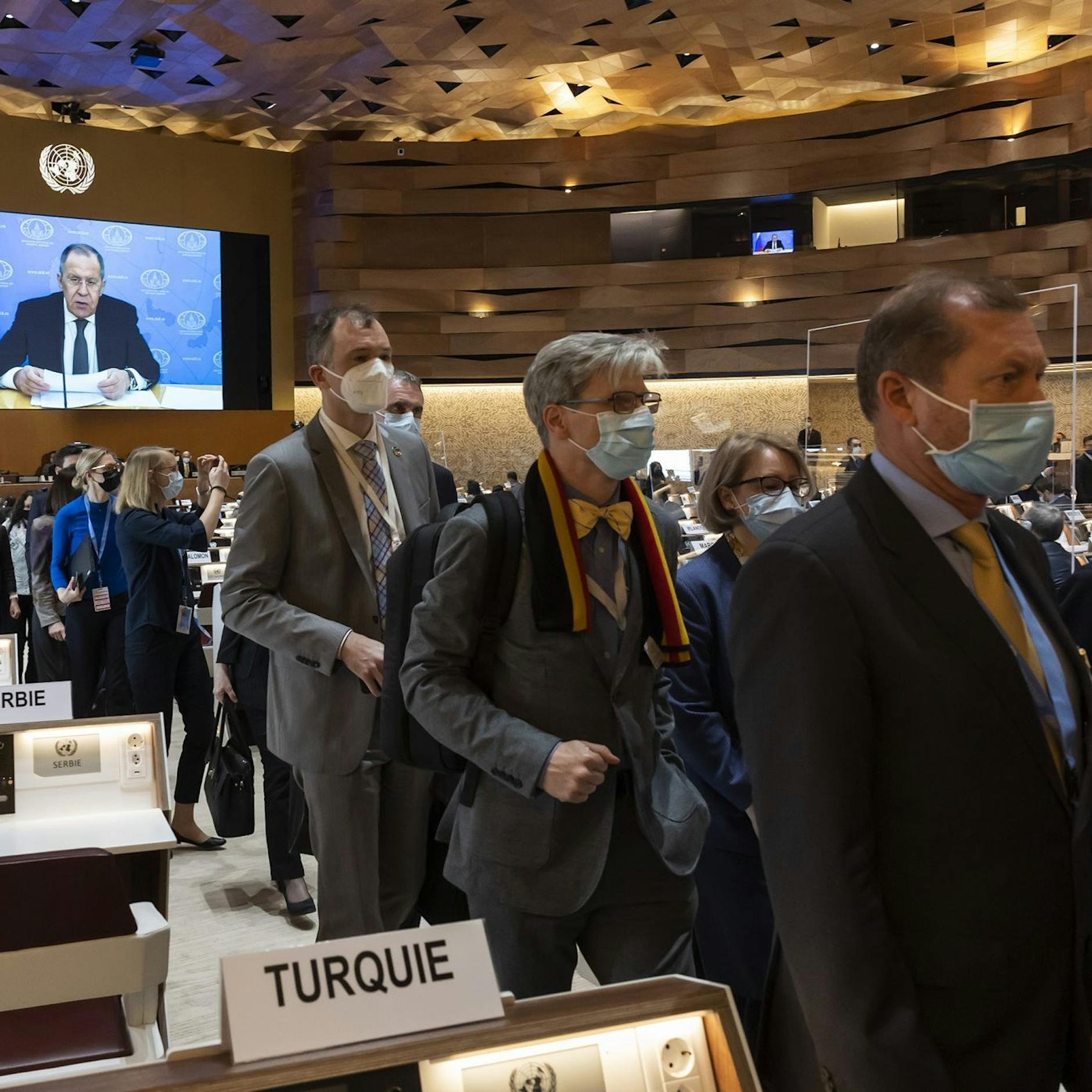 Ukraine-Schockrede von Russen-Außenminister Lawrow: Dutzende Länder verlassen den Saal nach irren Atom-Forderungen