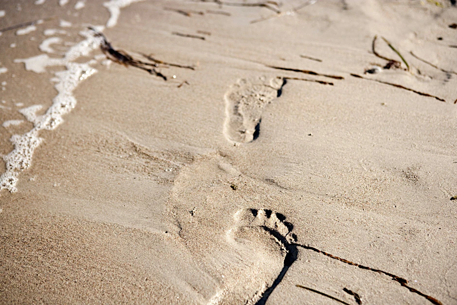 Eine Wohltat und medizinisch sinnvoll: Ein barfuß-Spaziergang am Strand.