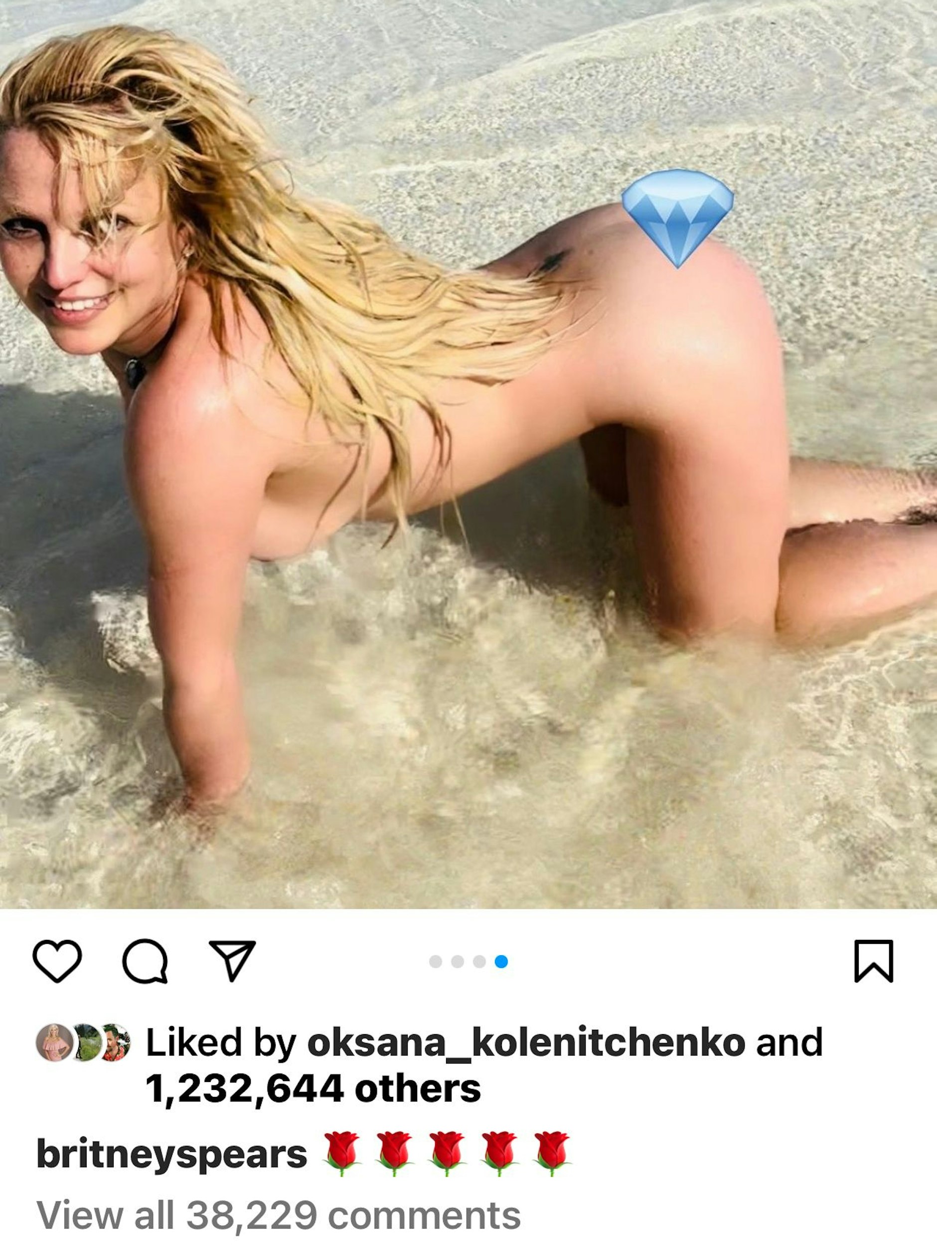 Britney Spears räkelt sich hüllenlos im flachen Wasser.