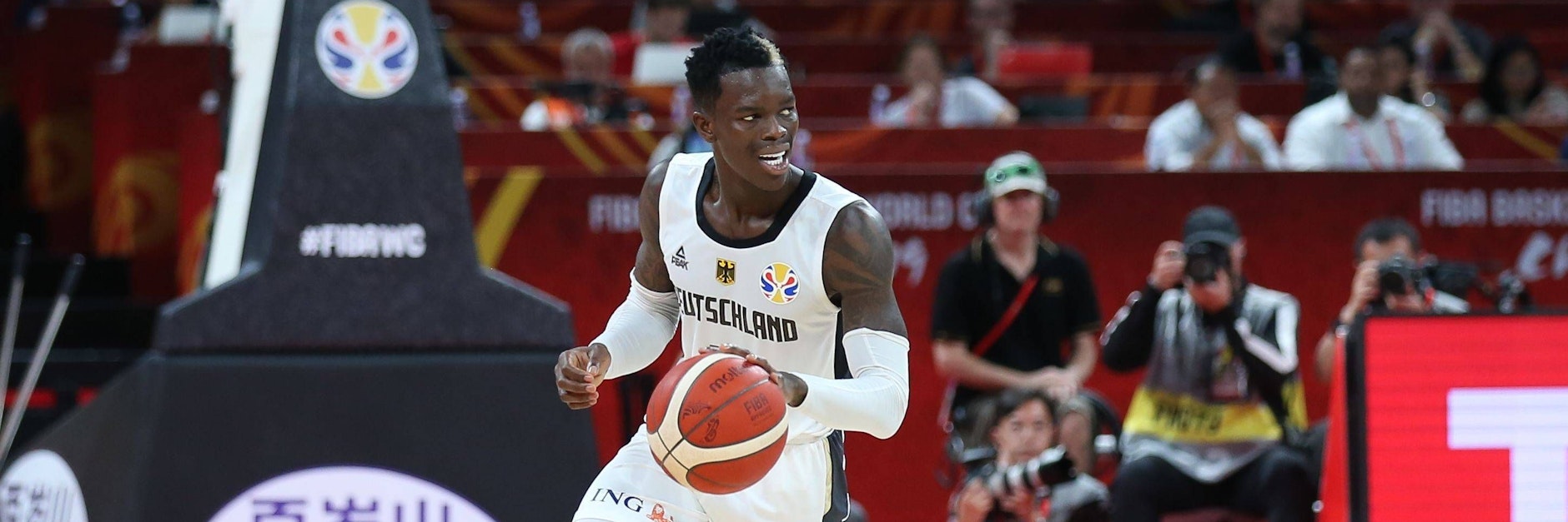 Dennis Schröder, Deutschlands Bester, verzockte sich in der NBA um Millionen, darf deswegen aber von der Heim-EM in Deutschland träumen.