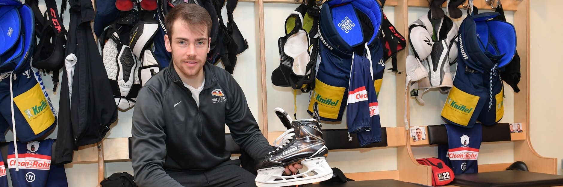 Eisbär Marcel Noebels packt in seiner Karriere nicht zum ersten Mal die Tasche, weiß genau, was alles mit muss auf Auswärtsfahrt.