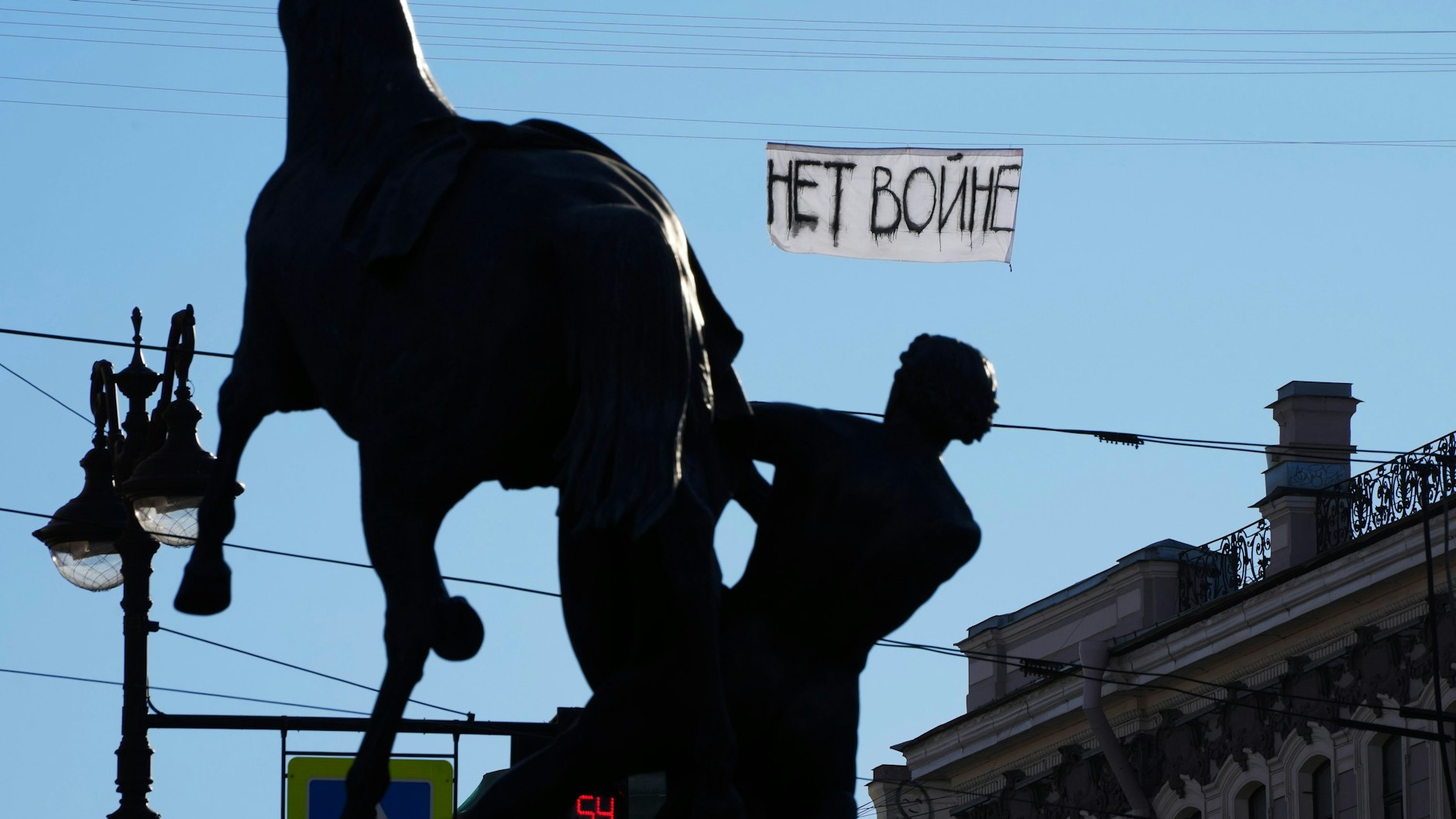 „Kein Krieg!“Russen zogen das Transparent über den Newski-Prospekt, die Prachtstraße St. Petersburgs.