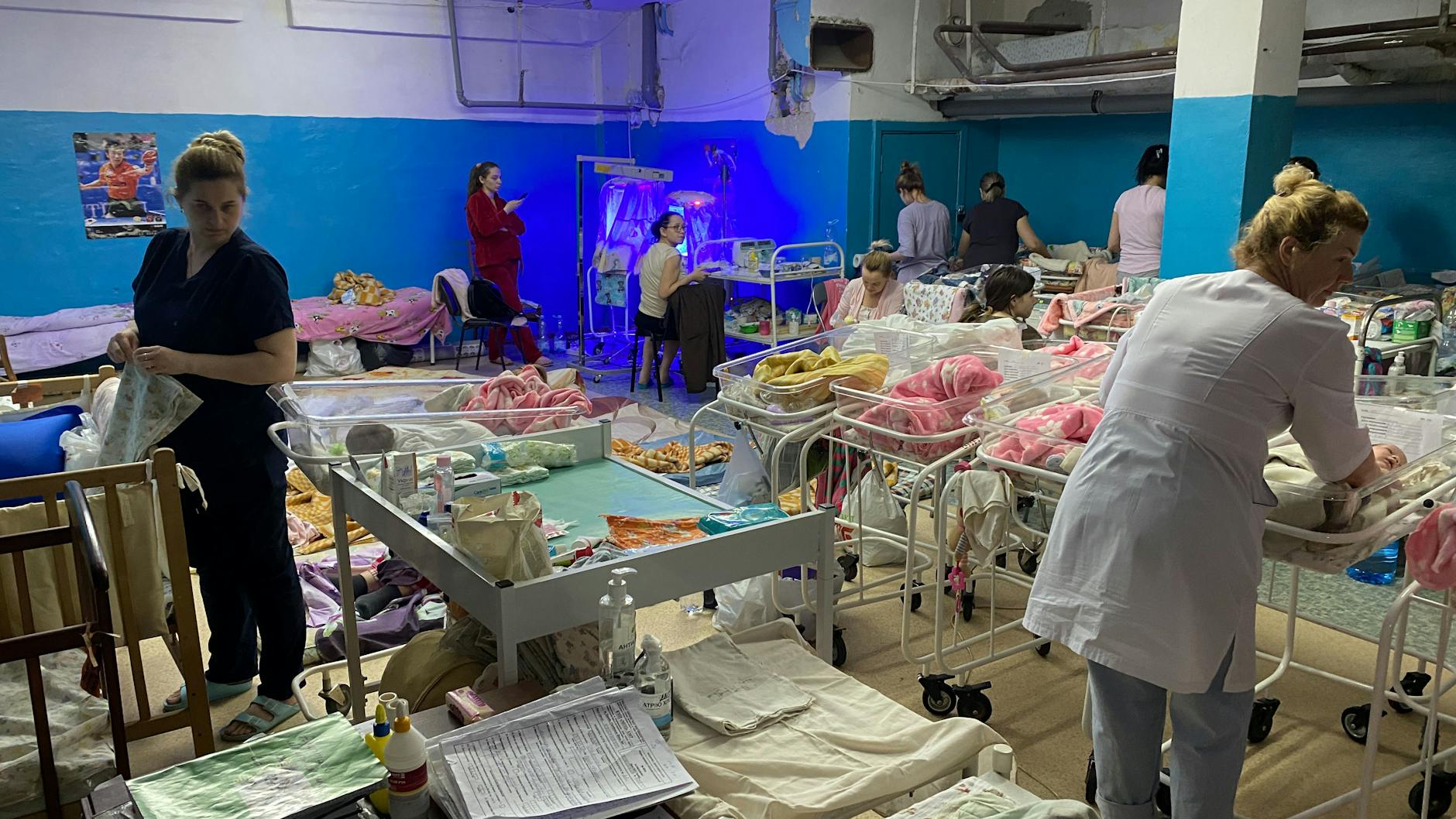 Charkiw am Montag: Krankenschwestern kümmern sich um neugeborene Babys in einem Keller.