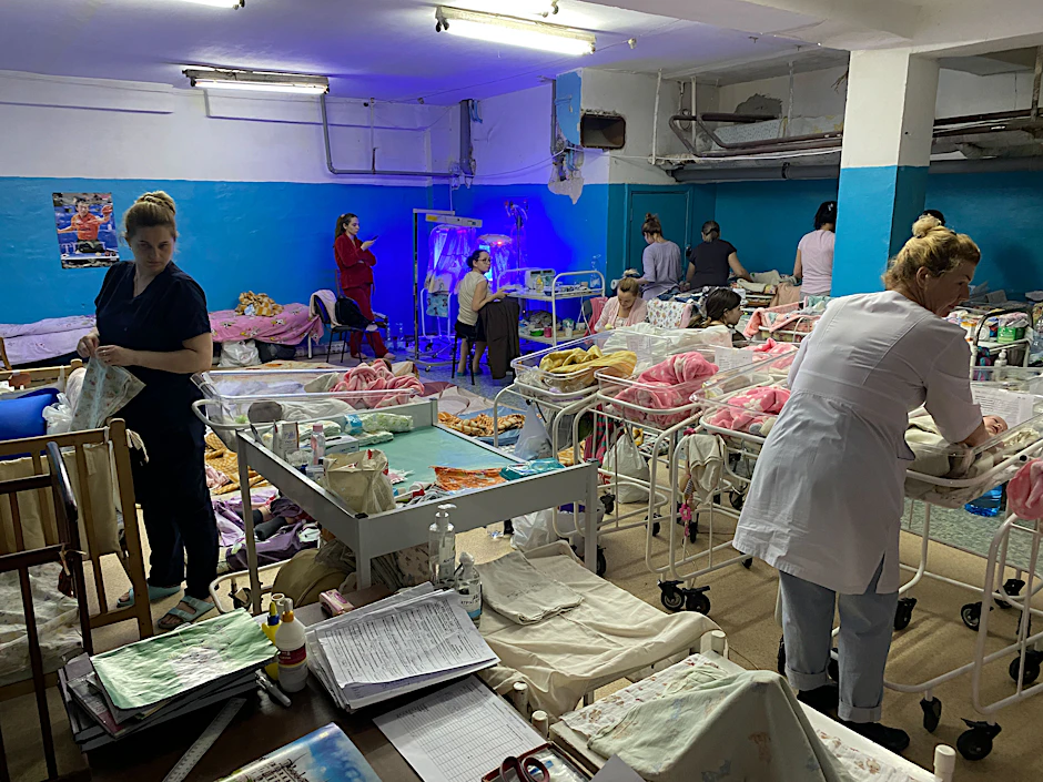 Charkiw am Montag: Krankenschwestern kümmern sich um neugeborene Babys in einem Keller.