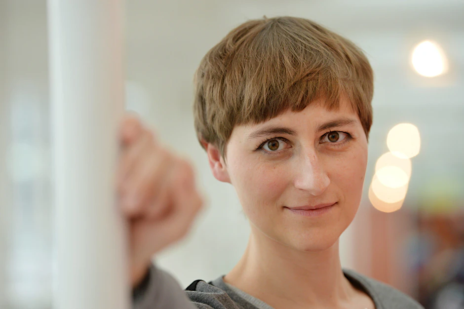Ulrike Almut Sandig: Geister kreisen um Litfaßsäulen