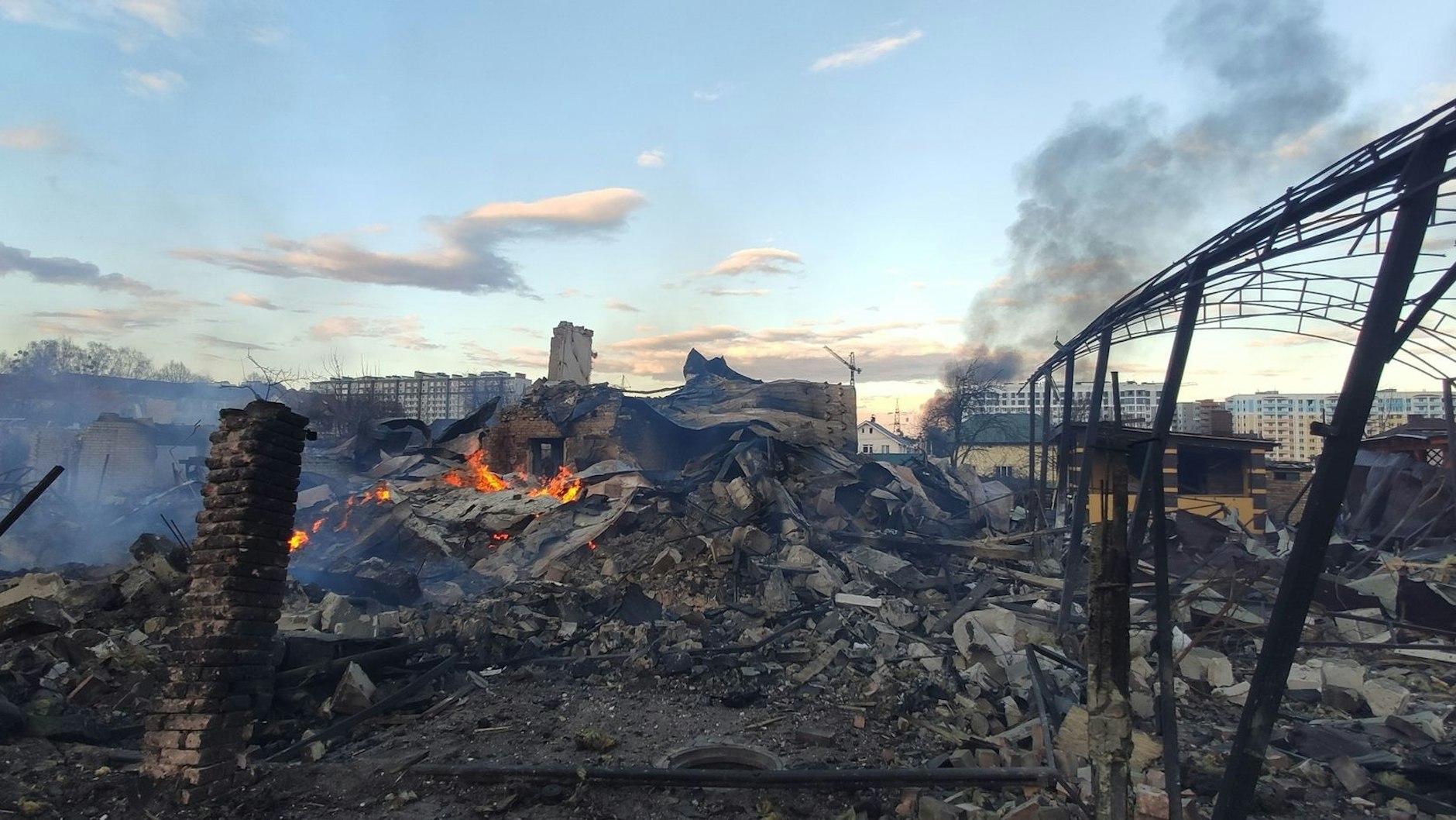 Blick auf durch den Beschuss der russischen Armee zerstörte Häuser in Butscha unweit der ukrainischen Hauptstadt Kiew.