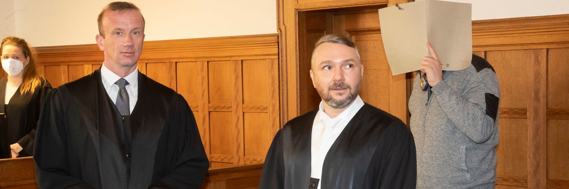 Der Angeklagte steht zu Prozessbeginn am Dienstag in Berlin hinter seinen Anwälten.