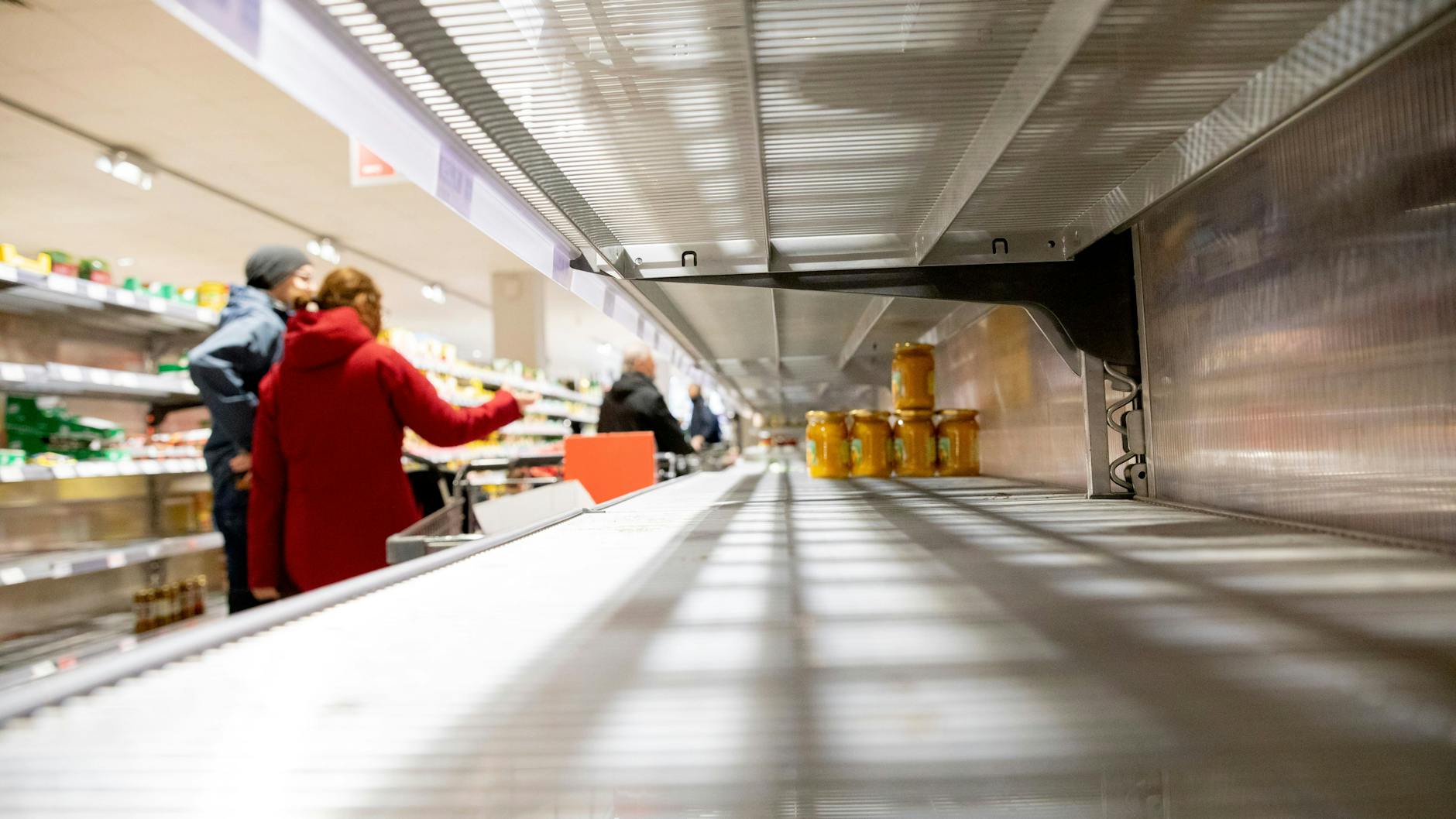 März 2020: ein fast leeres Regal in einem Supermarkt in Berlin-Wilmersdorf