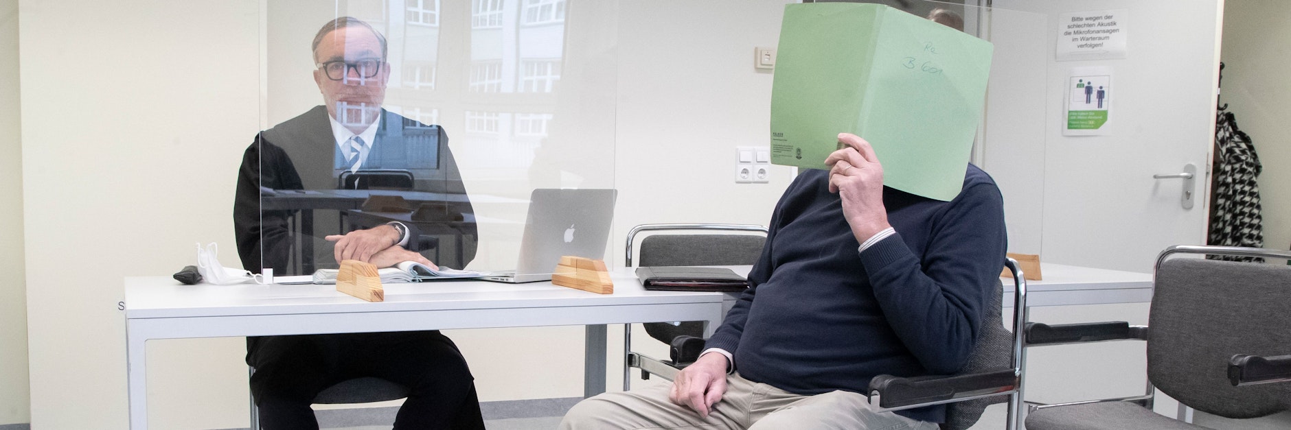 Der ehemalige Obergerichtsvollzieher Frank S. (re., hier neben einem Anwalt) hat zwischen Januar 2016 bis September 2018 in 107 Fällen Geld in die eigene Tasche gewirtschaftet.