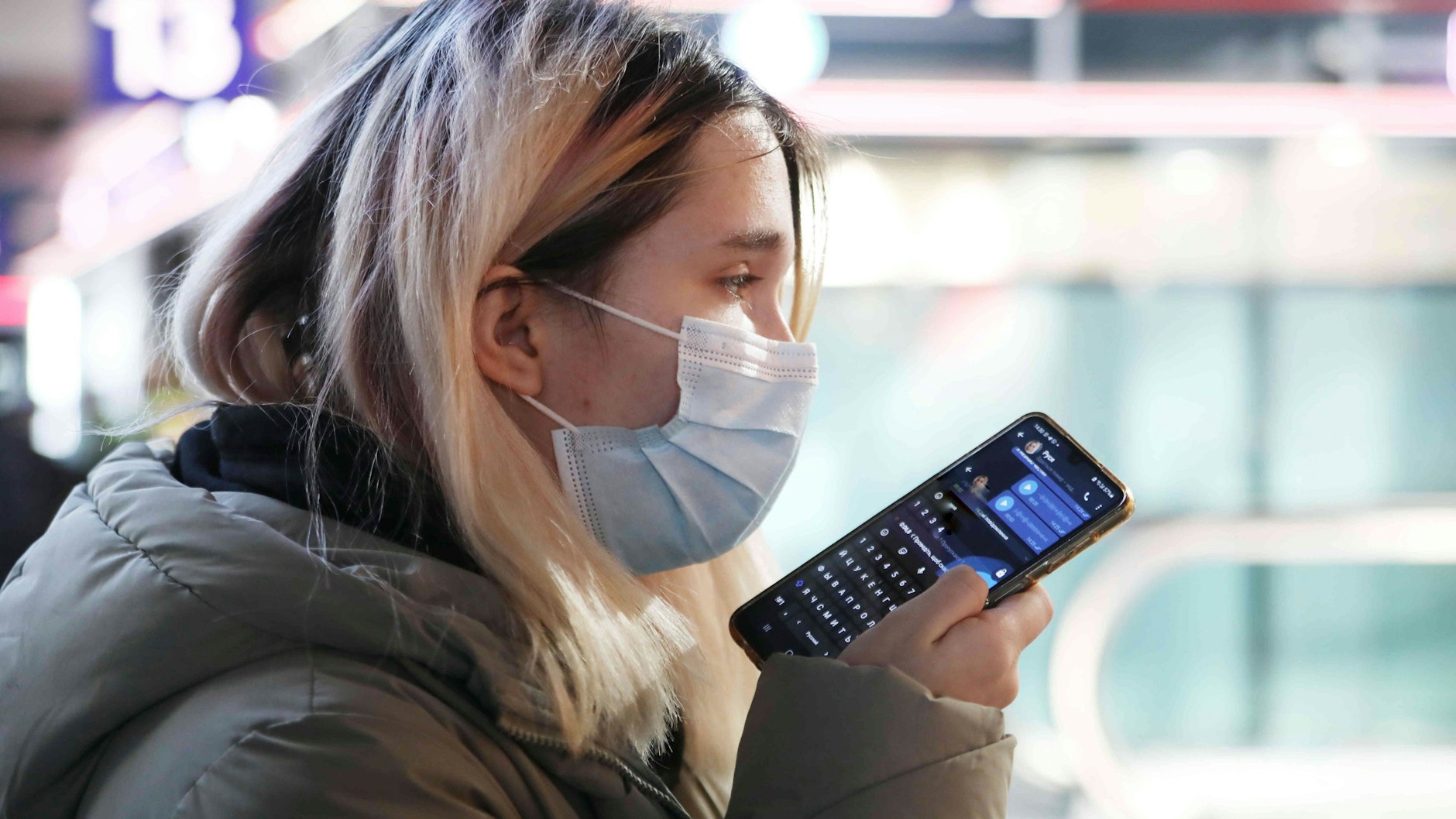 Ankunft ukrainischer Flüchtlinge am Berliner Hauptbahnhof. Sofia, 14, aus Kiew ist ohne ihren Vater unterwegs nach Köln.