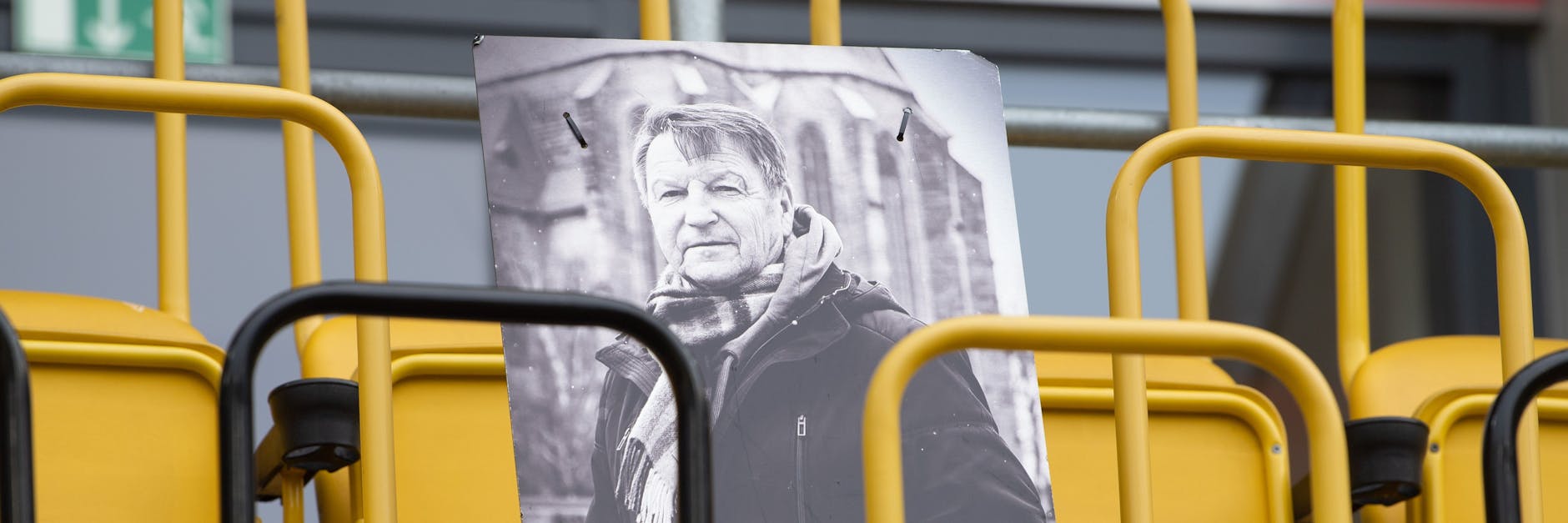 Ein Foto von Dixie Dörner, aufgestellt im Dresdner Rudolf-Harbig-Stadion.