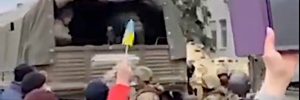 Mutige Einwohner von Berdjank begegnen russischen Besatzern mit Sprechchören und Ukraine-Flaggen.