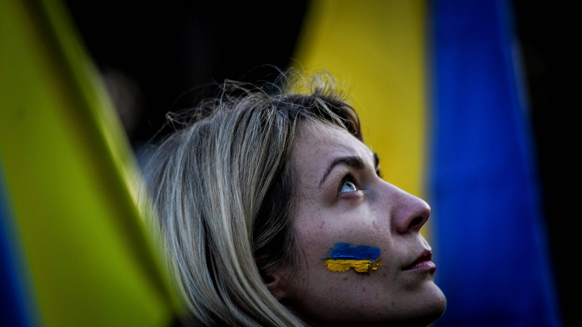 Eine Demonstrantin bei einer Kundgebung gegen den Krieg.