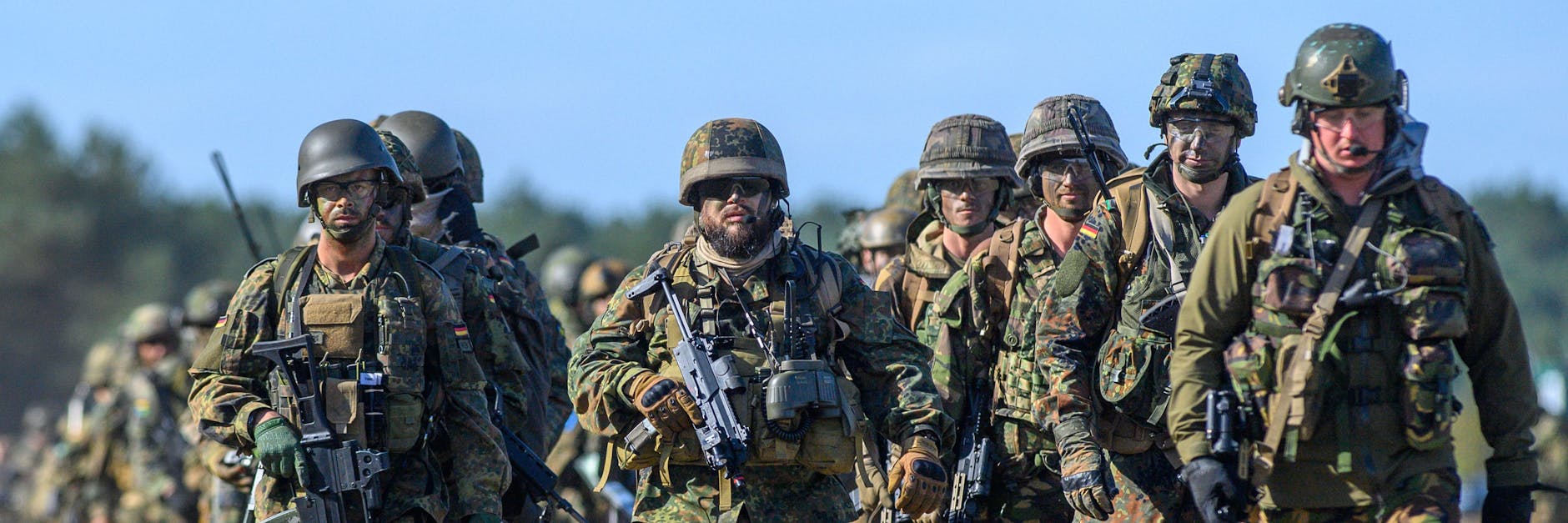 Soldaten der Bundeswehr bei einem Einsatz. Viele Männer zwischen 18 und 60 fragen sich im Moment: Kann die Regierung mich zum Kriegsdienst verpflichten?
